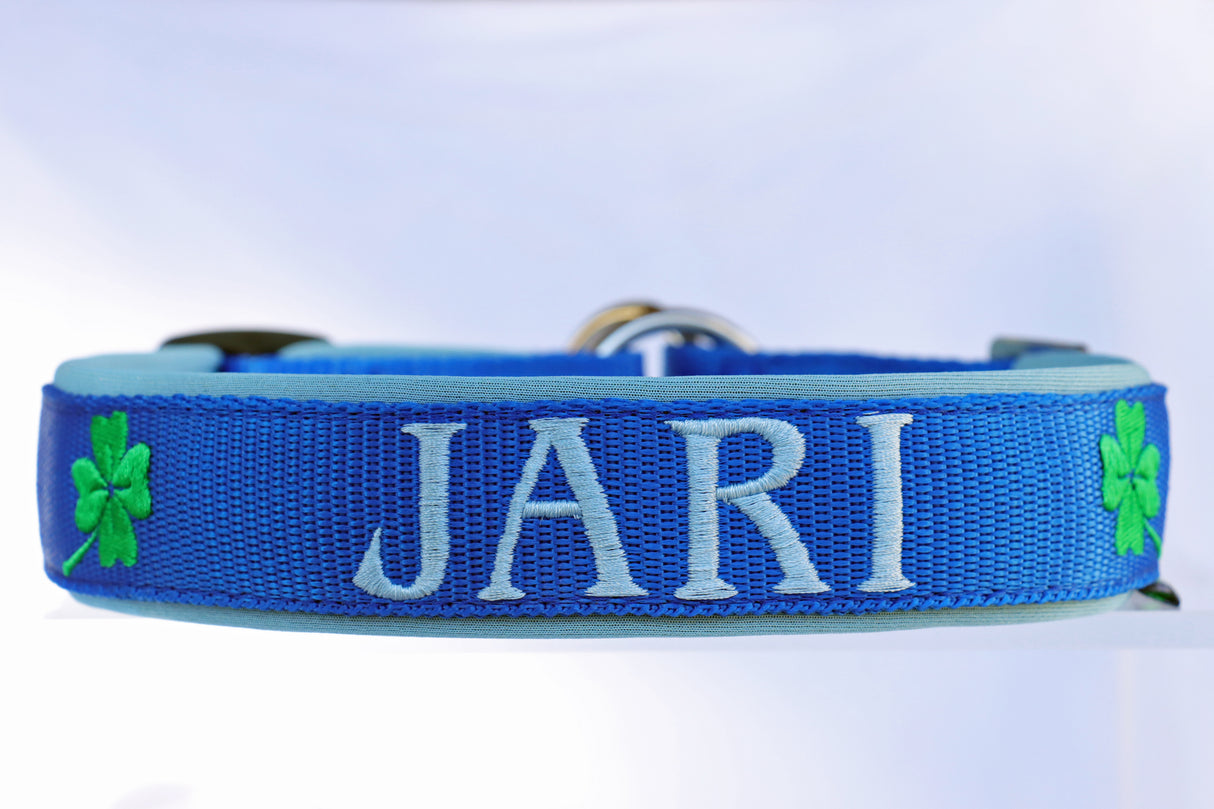 🍀 Halsband „Glücksklee“– personalisiert & individuell / Preis inkl. Stickerei & Neopren-Polsterung (Basis: 2,5 cm Gurtband / ca. 3,5 cm Gesamtbreite). Weitere Optionen können den Endpreis verändern.
