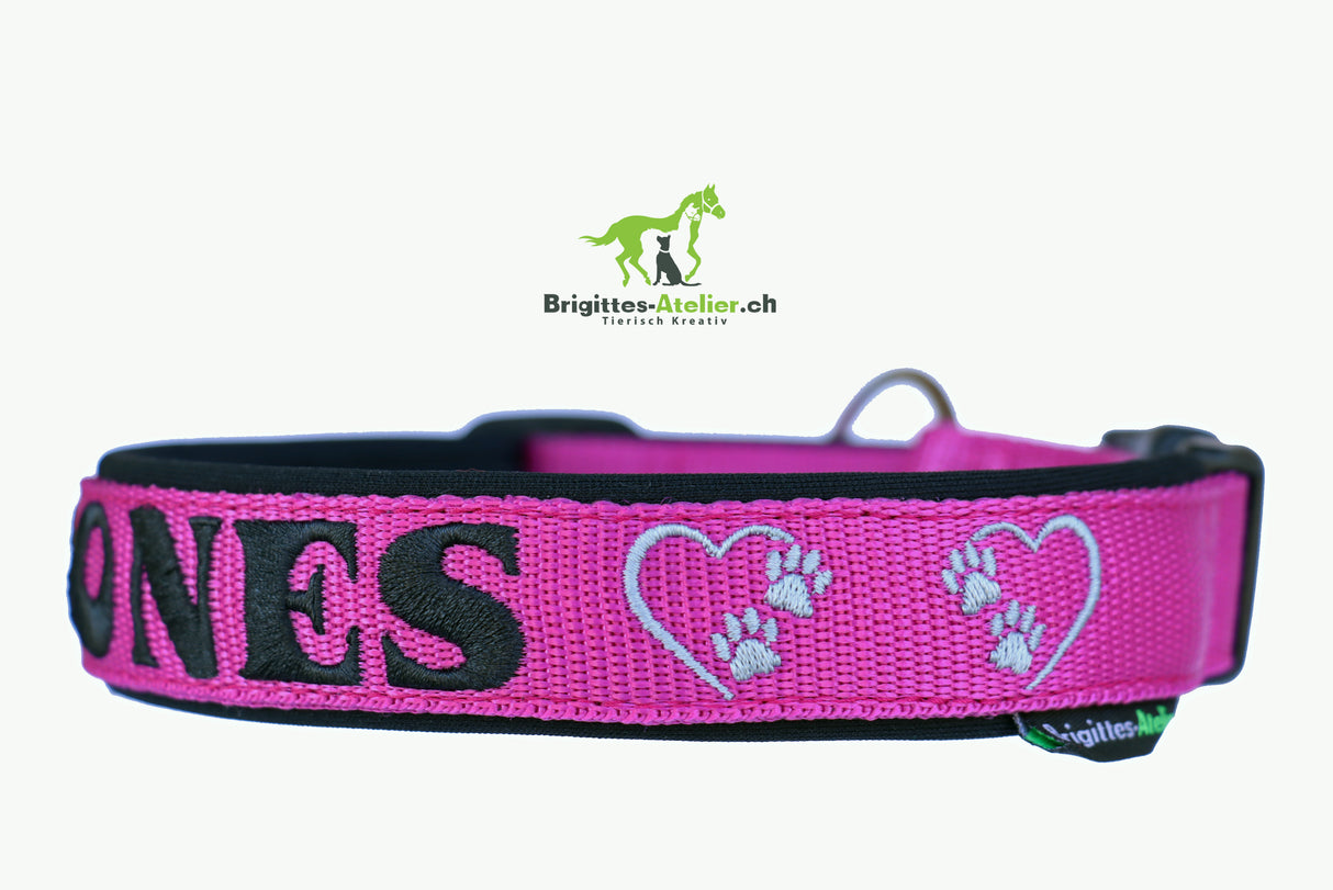 💖🐾 Halsband mit Herz & Pfötli – Liebe auf den ersten Blick! Preis inkl. Stickerei & Neopren-Polsterung (Basis: 2,5 cm Gurtband / ca. 3,5 cm Gesamtbreite). Weitere Optionen können den Endpreis verändern.