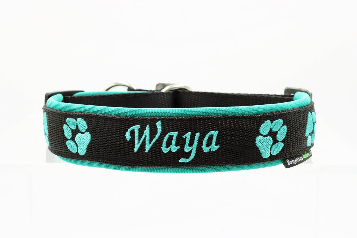 đŸ Halsband mit Pfotenmotiv â personalisiert & individuell / Preis inkl. Stickerei & Neopren-Polsterung (Basis: 2,5 cm Gurtband / ca. 3,5 cm Gesamtbreite). Weitere Optionen können den Endpreis verĂ€ndern.