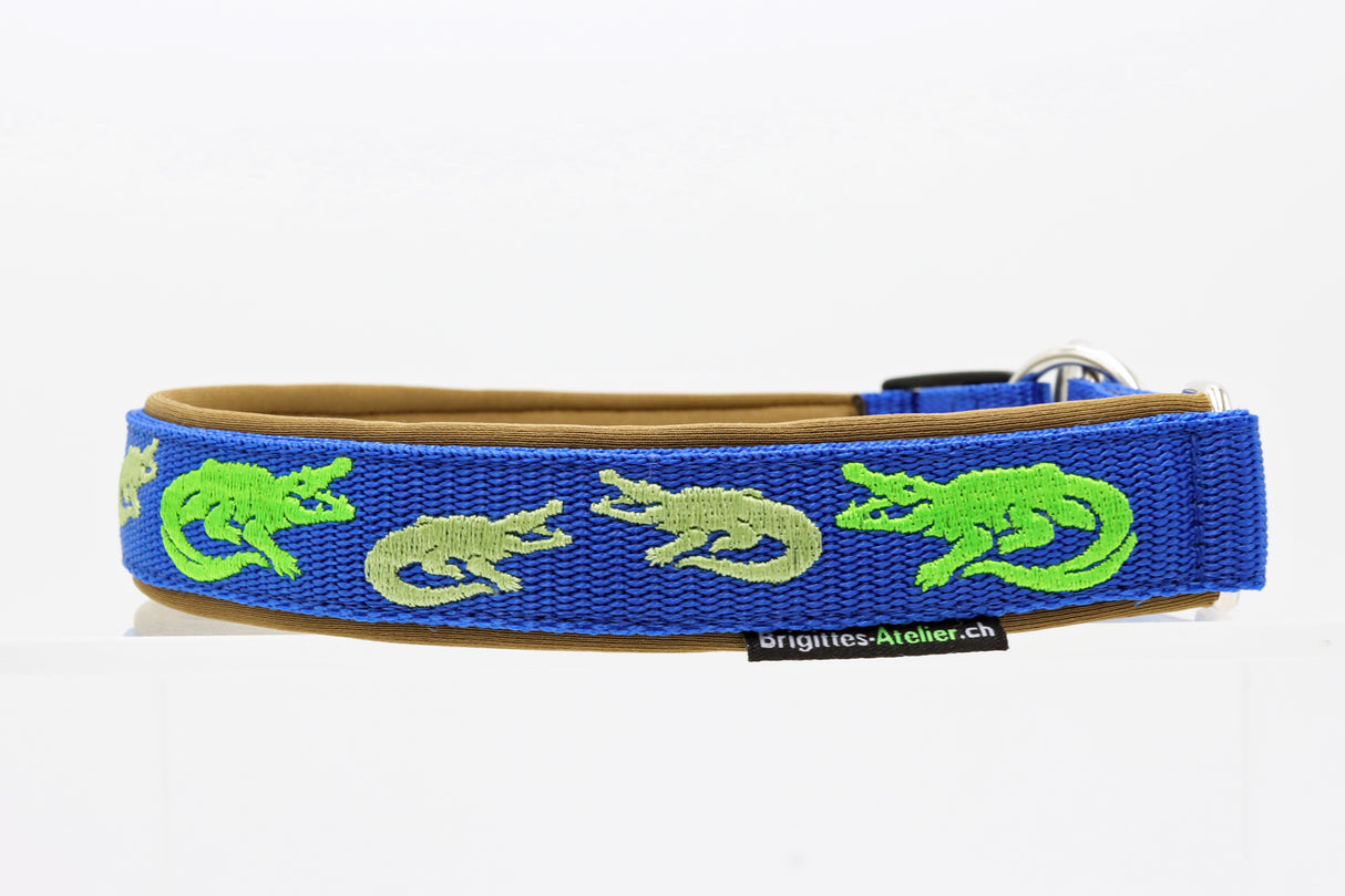 🌿🐊 Halsband „Wild River“ – personalisiert & individuell / Preis inkl. Stickerei & Neopren-Polsterung (Basis: 2,5 cm Gurtband / ca. 3,5 cm Gesamtbreite). Weitere Optionen können den Endpreis verändern.