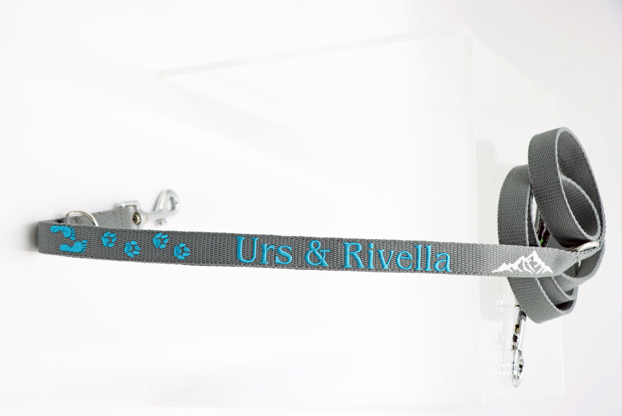 Halsband 'Bergpfoten' gemeinsam unterwegspersonalisiert & individuell / Preis inkl. Stickerei & Neopren-Polsterung (Basis: 2,5 cm Gurtband / ca. 3,5 cm Gesamtbreite). Weitere Optionen können den Endpreis verändern.