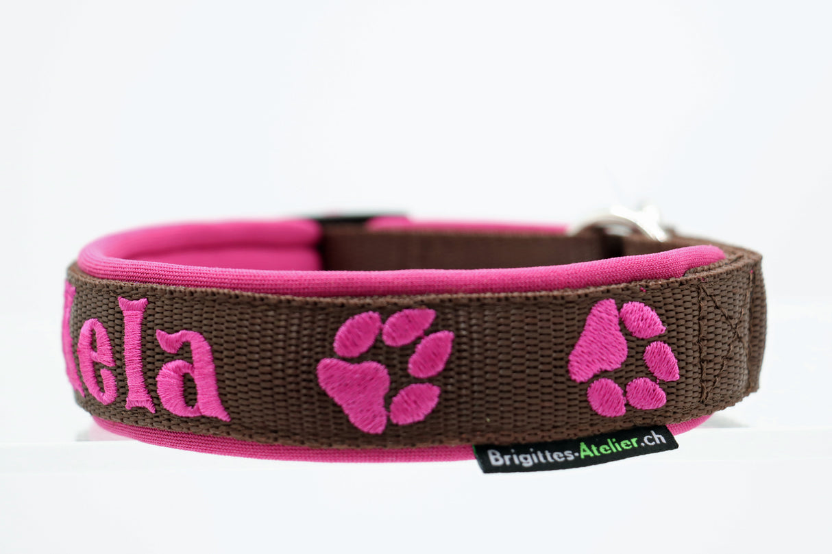 đŸ Halsband mit Pfotenmotiv â personalisiert & individuell / Preis inkl. Stickerei & Neopren-Polsterung (Basis: 2,5 cm Gurtband / ca. 3,5 cm Gesamtbreite). Weitere Optionen können den Endpreis verĂ€ndern.