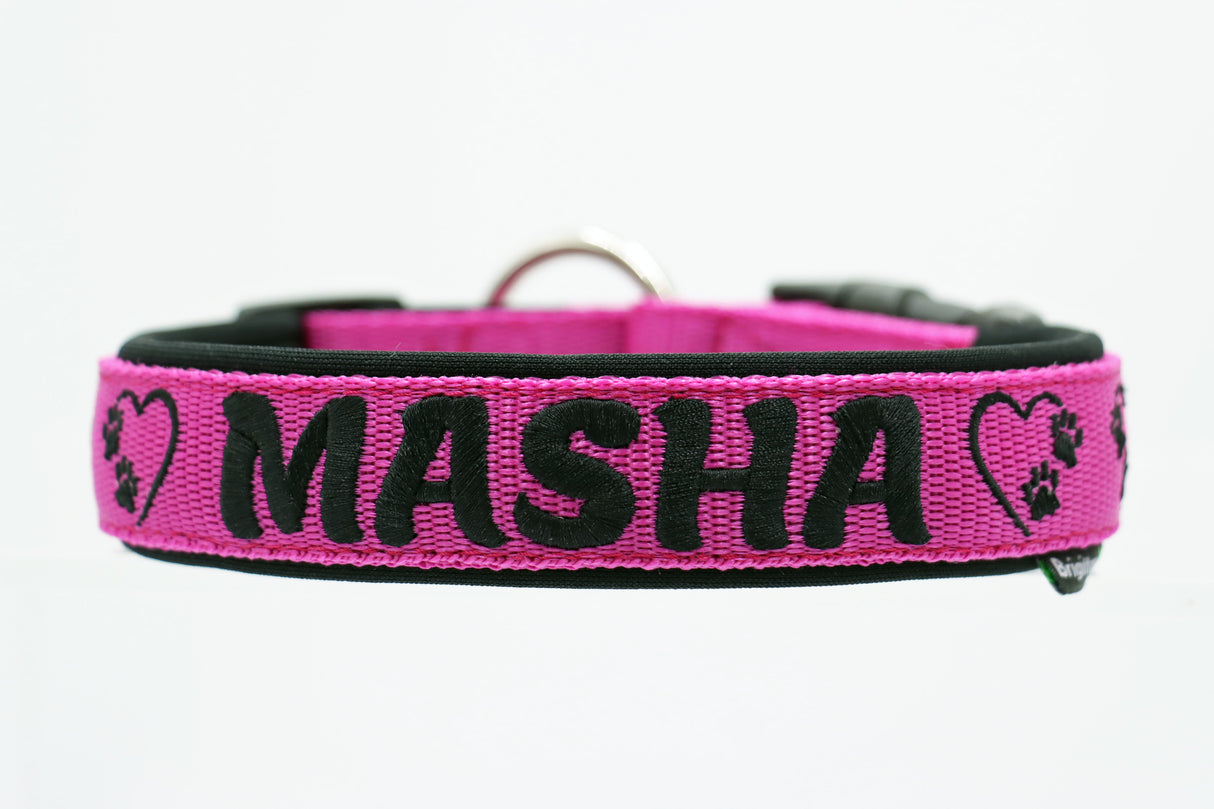 💖🐾 Halsband mit Herz & Pfötli – Liebe auf den ersten Blick! Preis inkl. Stickerei & Neopren-Polsterung (Basis: 2,5 cm Gurtband / ca. 3,5 cm Gesamtbreite). Weitere Optionen können den Endpreis verändern.