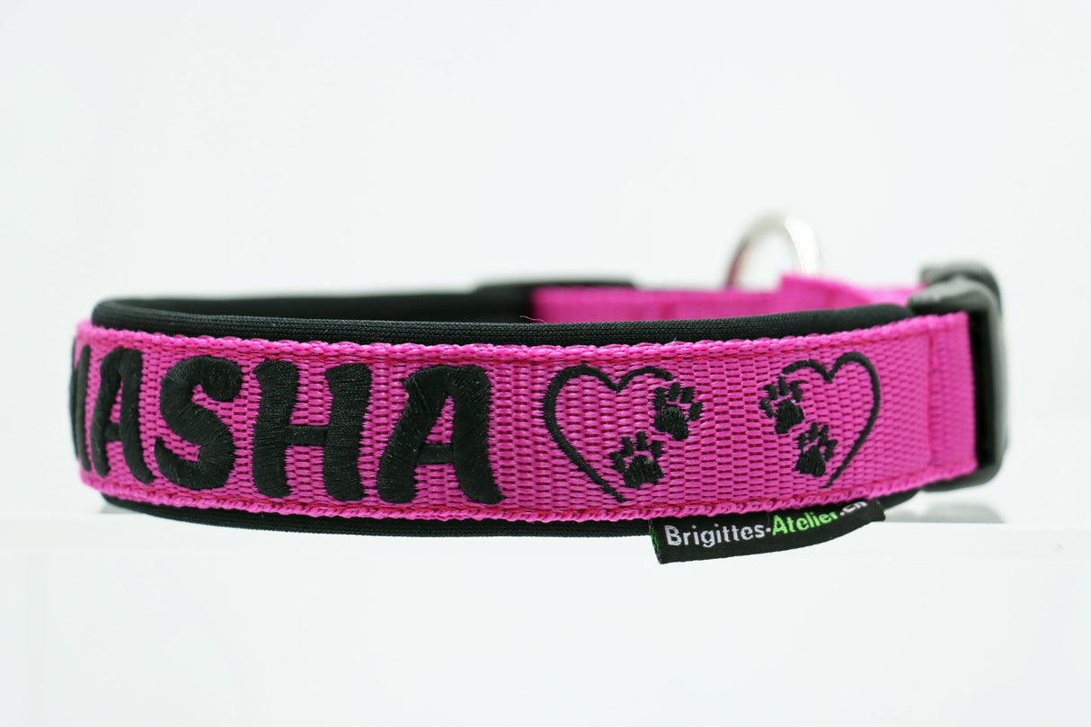 💖🐾 Halsband mit Herz & Pfötli – Liebe auf den ersten Blick! Preis inkl. Stickerei & Neopren-Polsterung (Basis: 2,5 cm Gurtband / ca. 3,5 cm Gesamtbreite). Weitere Optionen können den Endpreis verändern.
