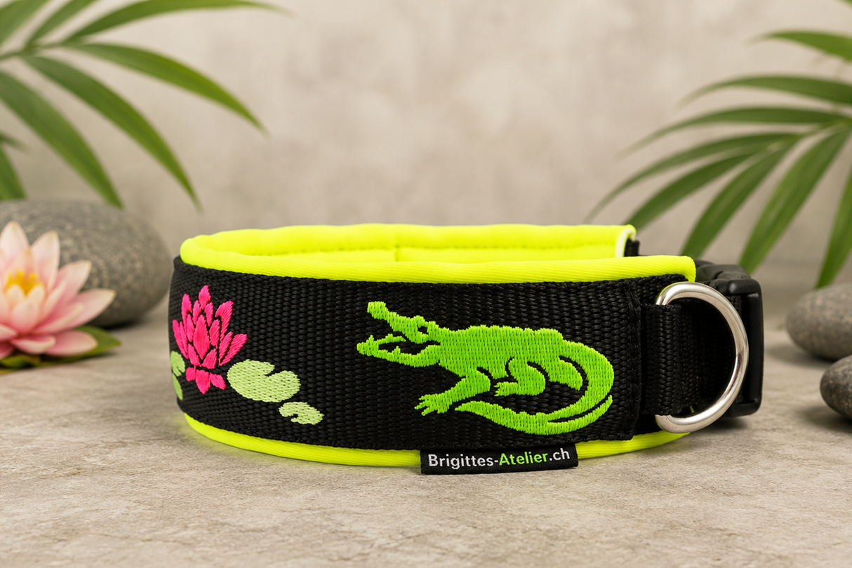🌿🐊 Halsband „Alligator Bay“– personalisiert & individuell / Preis inkl. Stickerei & Neopren-Polsterung (Basis: 2,5 cm Gurtband / ca. 3,5 cm Gesamtbreite). Weitere Optionen können den Endpreis verändern.