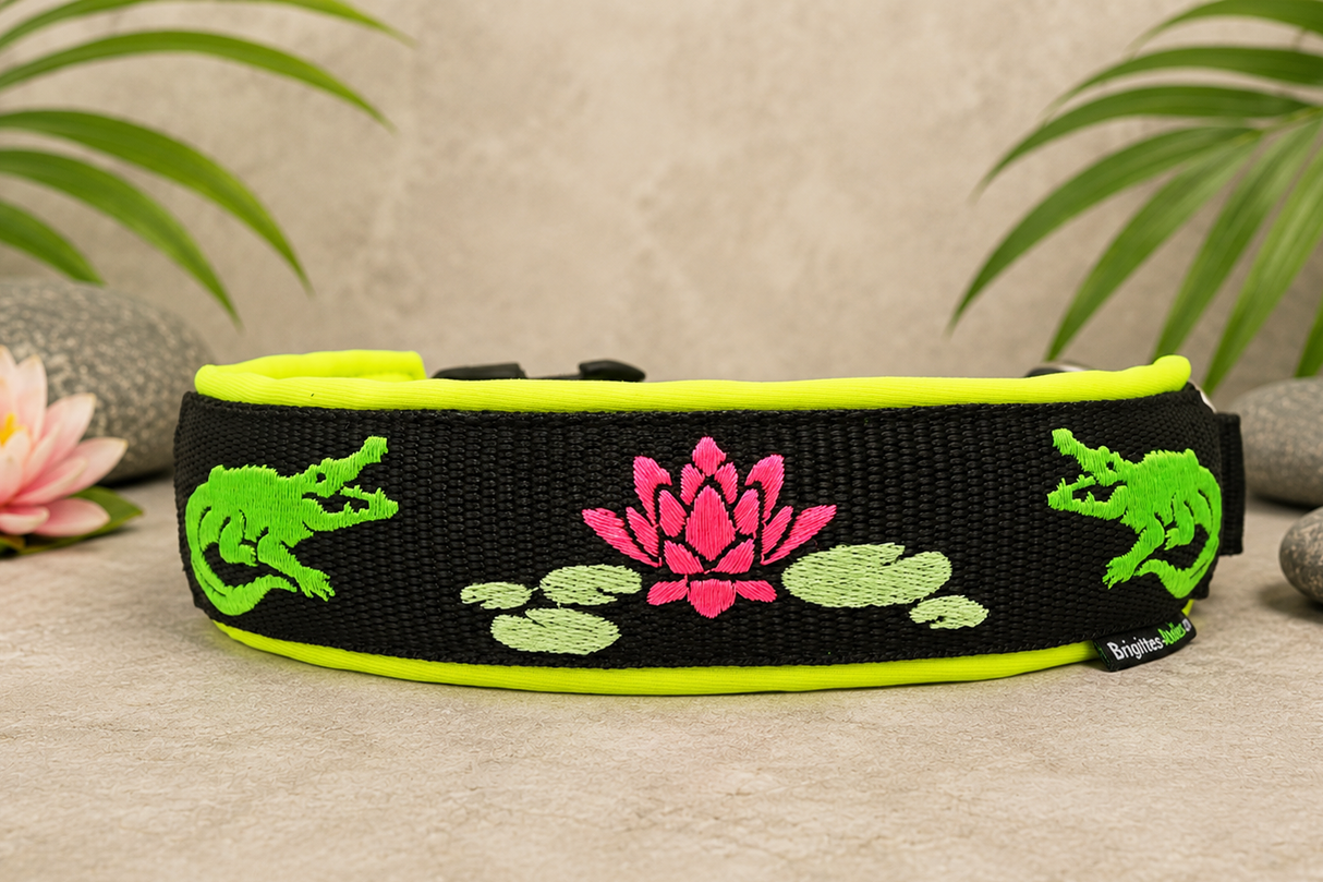 🌿🐊 Halsband „Alligator Bay“– personalisiert & individuell / Preis inkl. Stickerei & Neopren-Polsterung (Basis: 2,5 cm Gurtband / ca. 3,5 cm Gesamtbreite). Weitere Optionen können den Endpreis verändern.