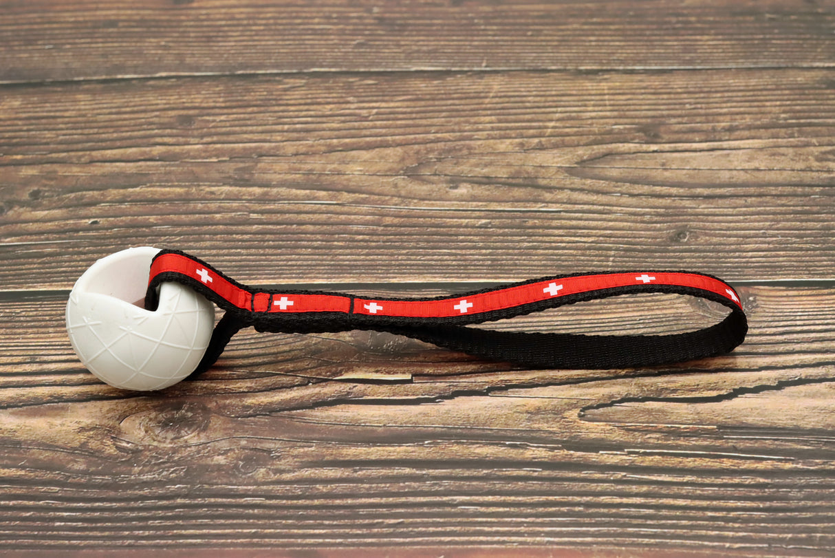 Hopp Schwiiz!! Mini MOBY SOFTBAITS Ball 5.5 x 3.8 cm / Total Länge ca. 23 cm  / Bandbreite 1.6 cm / SCHLAUFE