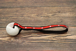 Hopp Schwiiz!! Mini MOBY SOFTBAITS Ball 5.5 x 3.8 cm / Total Länge ca. 23 cm  / Bandbreite 1.6 cm / SCHLAUFE