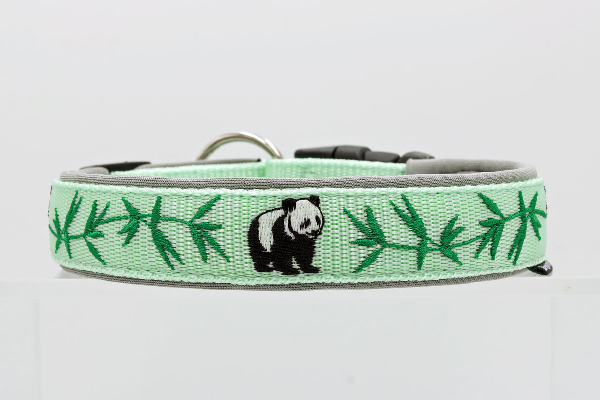 🐼 Halsband 'Bambuszauber' – personalisiert & individuell / Preis inkl. Stickerei & Neopren-Polsterung (Basis: 2,5 cm Gurtband / ca. 3,5 cm Gesamtbreite). Weitere Optionen können den Endpreis verändern.