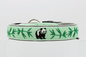 🐼 Halsband 'Bambuszauber' – personalisiert & individuell / Preis inkl. Stickerei & Neopren-Polsterung (Basis: 2,5 cm Gurtband / ca. 3,5 cm Gesamtbreite). Weitere Optionen können den Endpreis verändern.