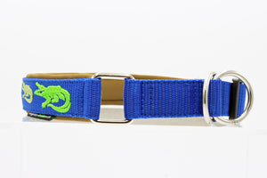 🌿🐊 Halsband „Wild River“ – personalisiert & individuell / Preis inkl. Stickerei & Neopren-Polsterung (Basis: 2,5 cm Gurtband / ca. 3,5 cm Gesamtbreite). Weitere Optionen können den Endpreis verändern.