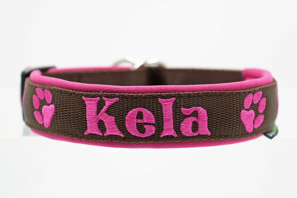 🐾 Halsband mit Pfotenmotiv – personalisiert & individuell / Preis inkl. Stickerei & Neopren-Polsterung (Basis: 2,5 cm Gurtband / ca. 3,5 cm Gesamtbreite). Weitere Optionen können den Endpreis verändern.