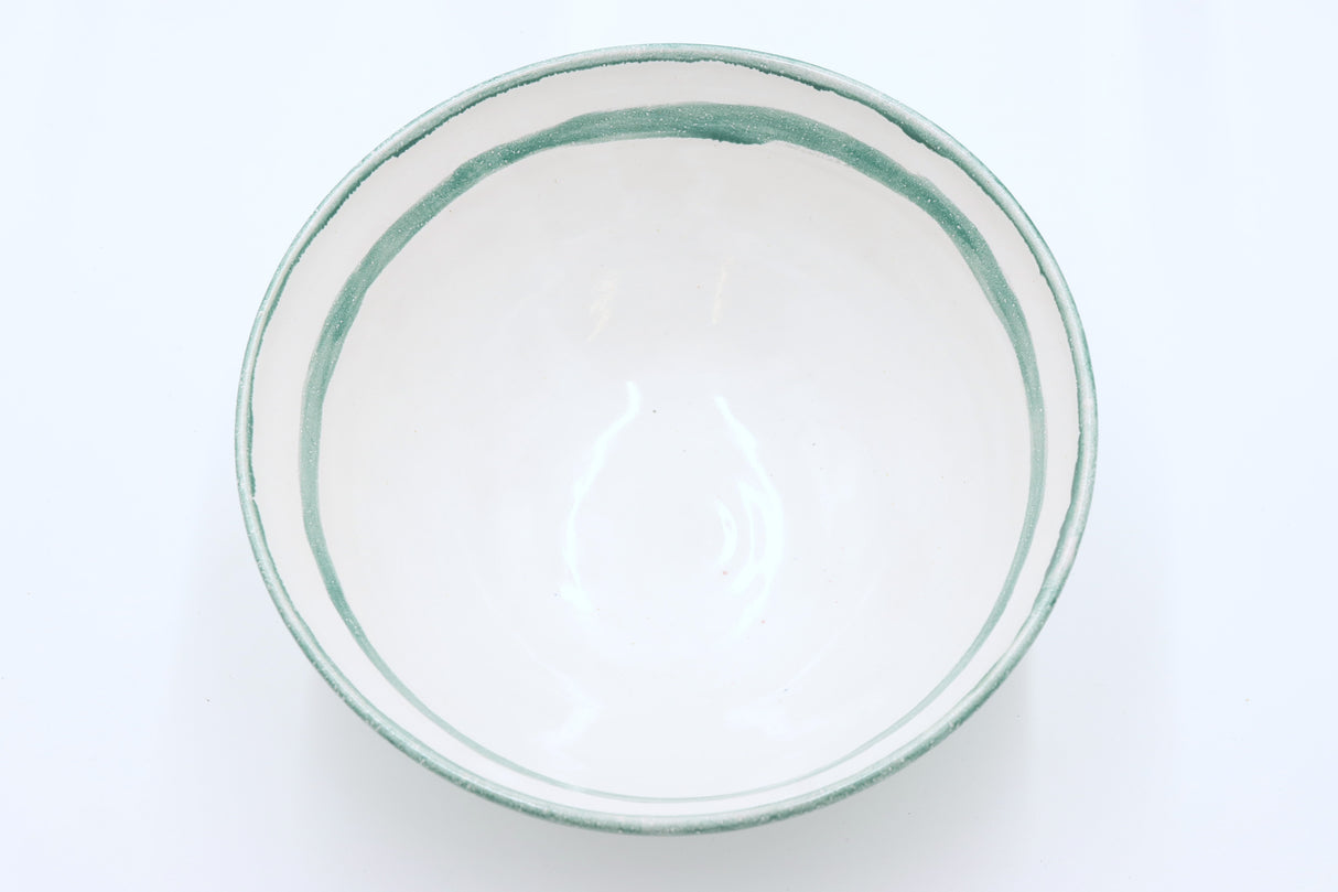 Keramikschale „Morgentau“ – Weiß mit grünem Kuss