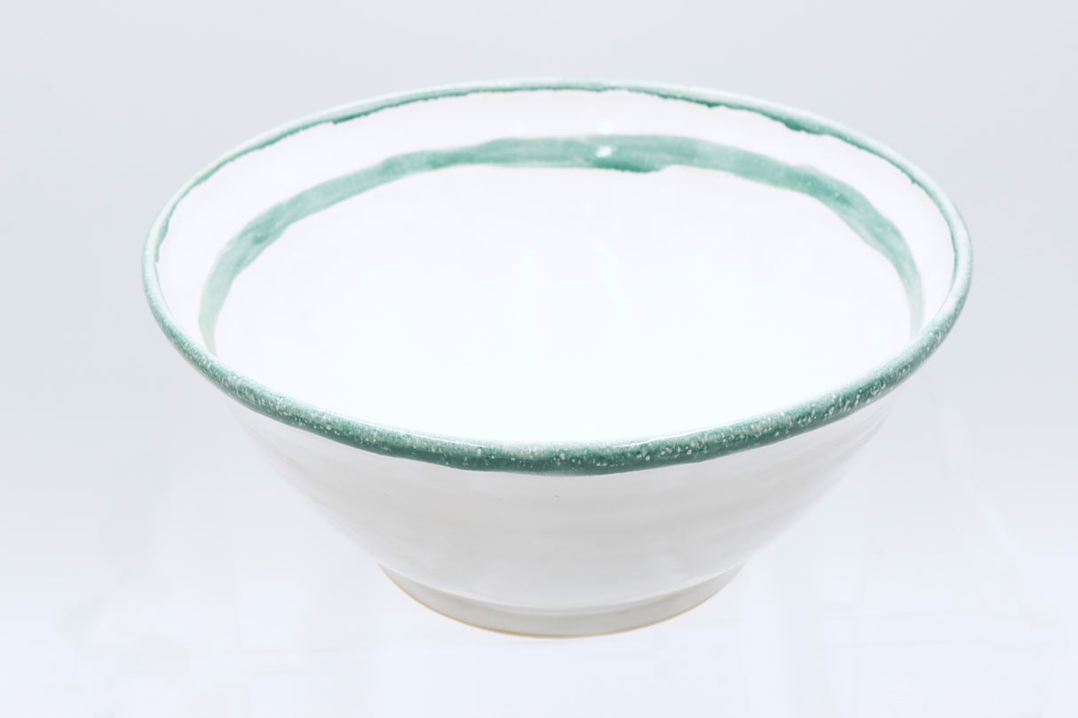 Keramikschale „Morgentau“ – Weiß mit grünem Kuss