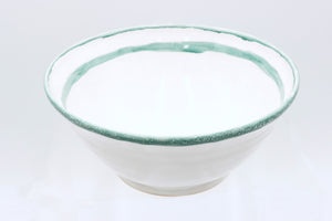 Keramikschale „Morgentau“ – Weiß mit grünem Kuss