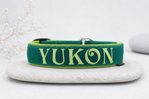 Namenshalsband – personalisiert & individuell / Preis inkl. Stickerei & Neopren-Polsterung (Basis: 2,5 cm Gurtband / ca. 3,5 cm Gesamtbreite). Weitere Optionen können den Endpreis verändern.