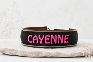 Namenshalsband – personalisiert & individuell / Preis inkl. Stickerei & Neopren-Polsterung (Basis: 2,5 cm Gurtband / ca. 3,5 cm Gesamtbreite). Weitere Optionen können den Endpreis verändern.