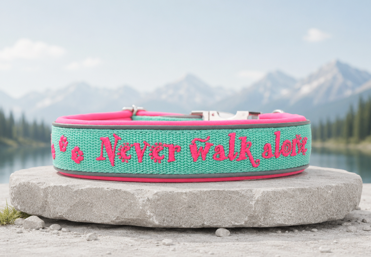 Halsband 'Bergpfoten' gemeinsam unterwegspersonalisiert & individuell / Preis inkl. Stickerei & Neopren-Polsterung (Basis: 2,5 cm Gurtband / ca. 3,5 cm Gesamtbreite). Weitere Optionen können den Endpreis verändern.