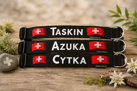 Halsband „schwiizer Herz“ – personalisiert & individuell / Preis inkl. Stickerei & Neopren-Polsterung (Basis: 2,5 cm Gurtband / ca. 3,5 cm Gesamtbreite). Weitere Optionen können den Endpreis verändern. (Kopie)